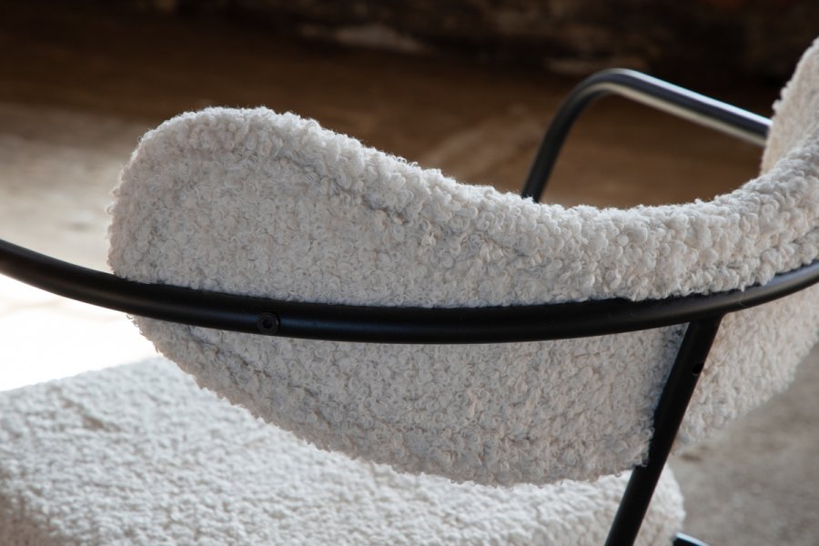 VENTURE DESIGN Duffy lnestol - hvid bamsestof og sort stl