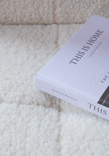 VENTURE DESIGN Bodil sovesofa - hvid bamsestof og sort stl (180x106)