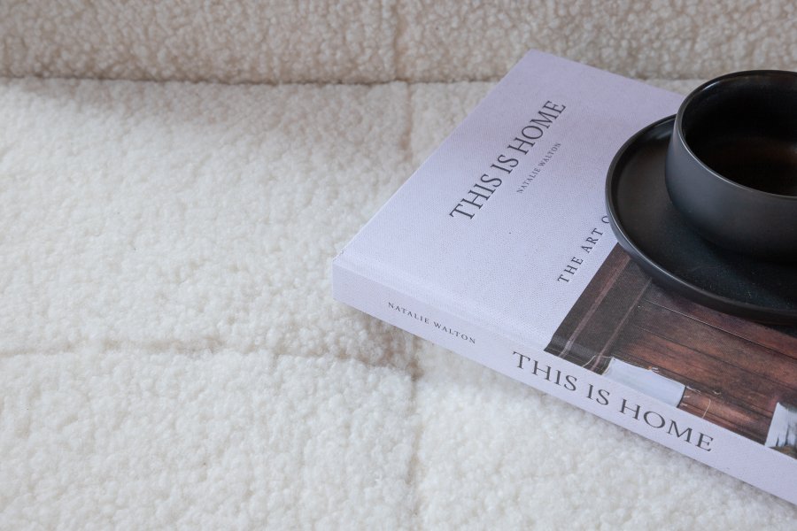 VENTURE DESIGN Bodil sovesofa - hvid bamsestof og sort stl (180x106)