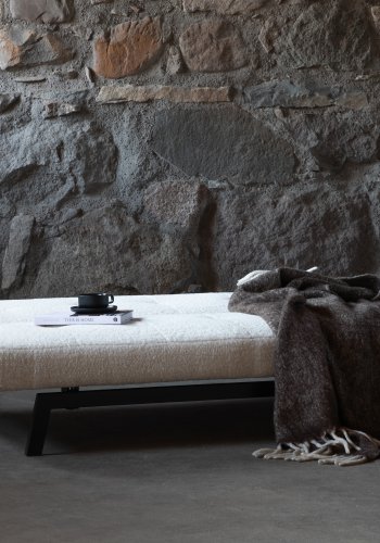 VENTURE DESIGN Bodil sovesofa - hvid bamsestof og sort stl (180x106)