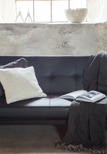 VENTURE DESIGN Bodil sovesofa - sort PU og sort stl (180x60)