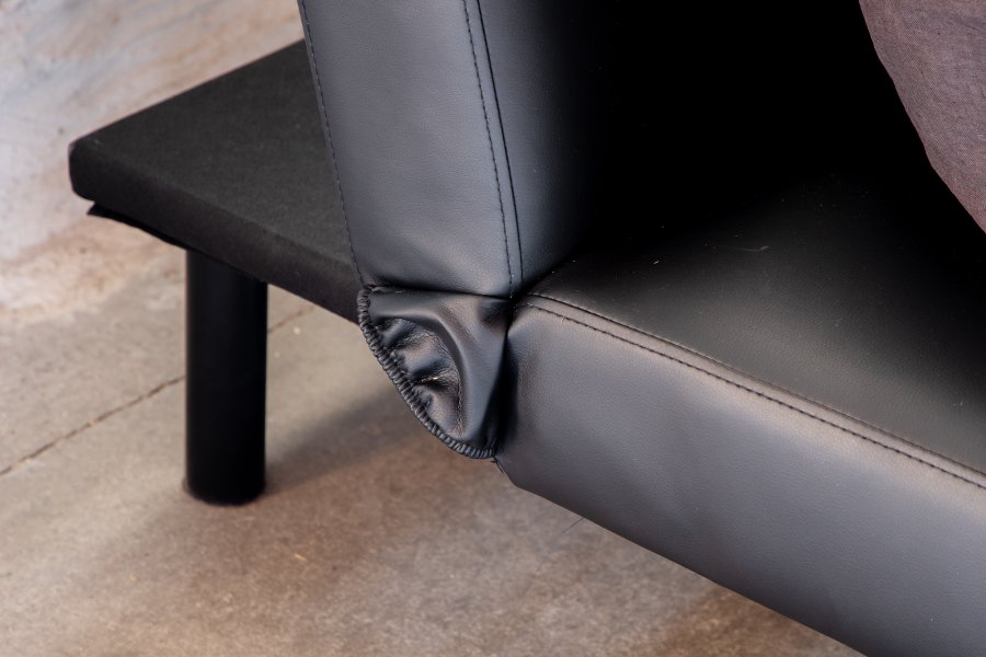 VENTURE DESIGN Bodil sovesofa - sort PU og sort stl (180x60)