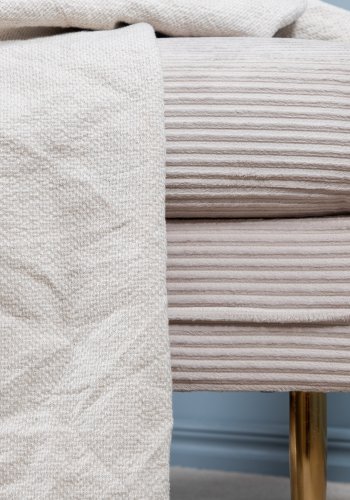 VENTURE DESIGN Boom puf, rektangulr - lys beige fljl og messing stl (90x70)