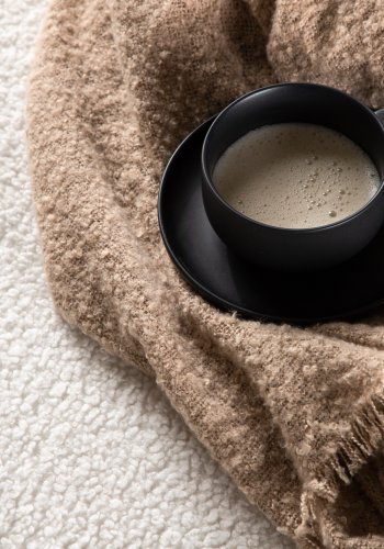 VENTURE DESIGN Kelso 2 pers. sofa, m. 2 puder - hvid bamsestof polyester og fyrretr