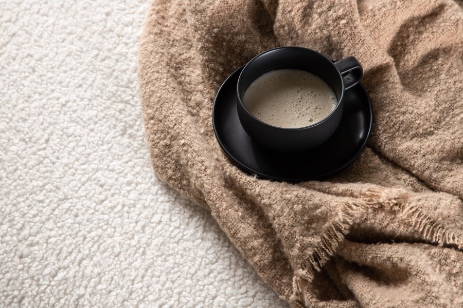 VENTURE DESIGN Kelso 2 pers. sofa, m. 2 puder - hvid bamsestof polyester og fyrretr