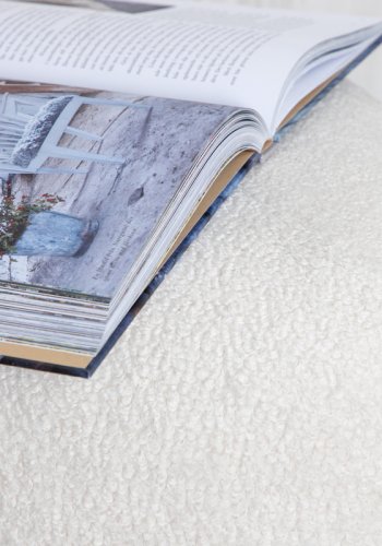 VENTURE DESIGN Peg puf, trekantet - hvid bamsestof polyester