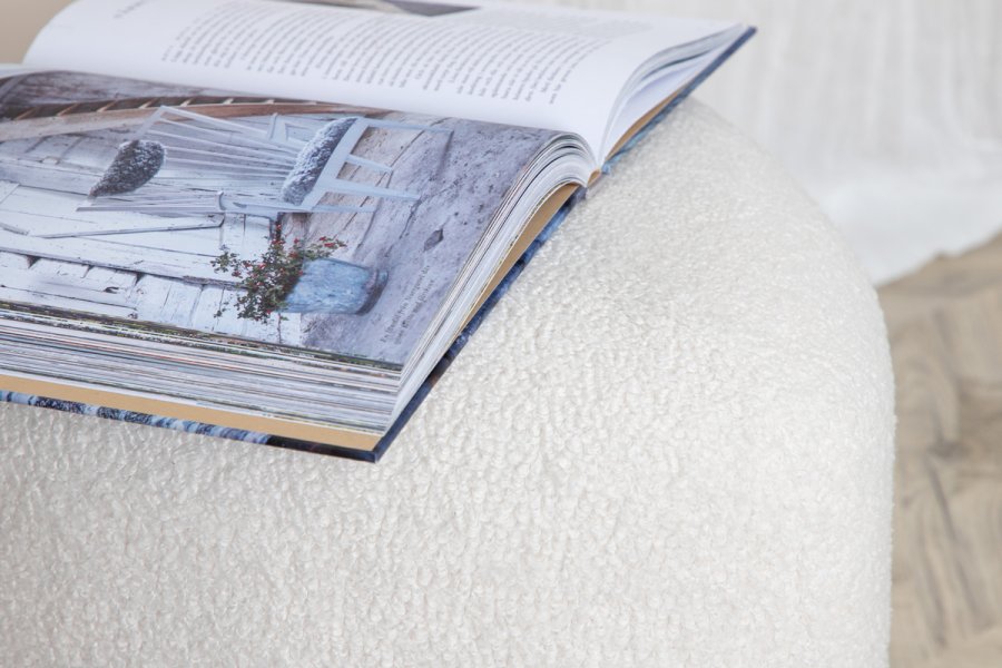 VENTURE DESIGN Peg puf, trekantet - hvid bamsestof polyester