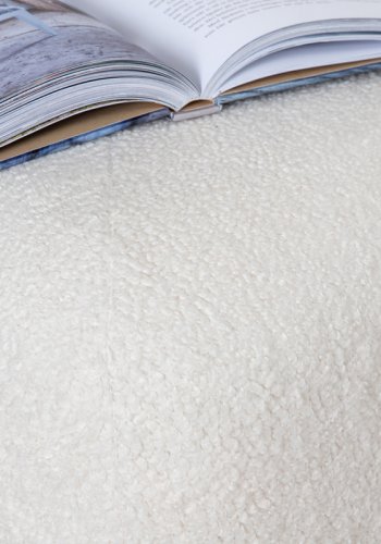 VENTURE DESIGN Peg puf, trekantet - hvid bamsestof polyester