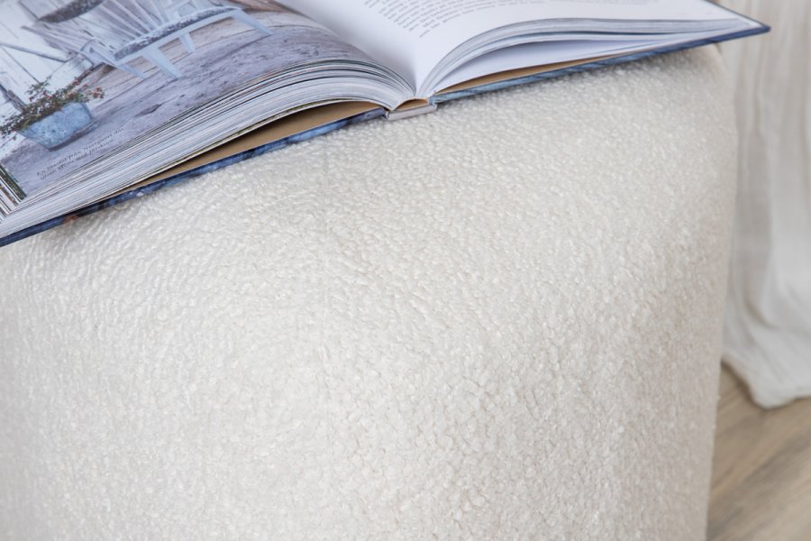 VENTURE DESIGN Peg puf, trekantet - hvid bamsestof polyester