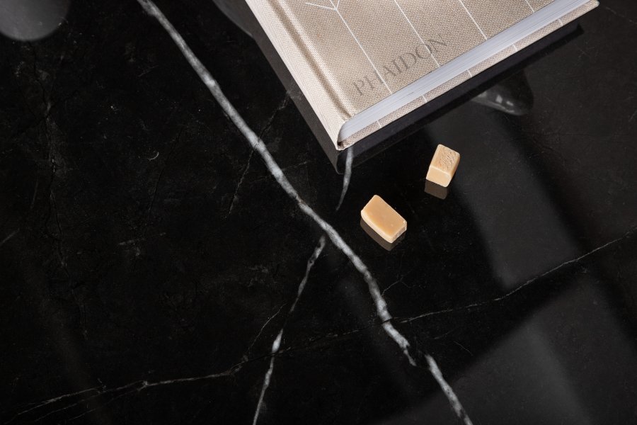 VENTURE DESIGN Tristar sofabord, kvadratisk - sort marmoreret glas og sort stl (80x80)