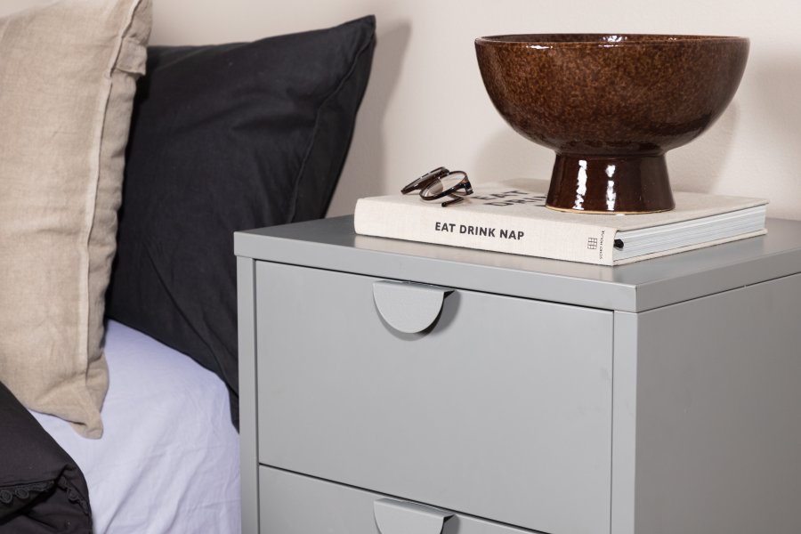 VENTURE DESIGN Piring sengebord, m. 2 skuffer - lysegr stl (45x40)