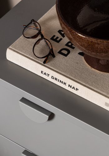 VENTURE DESIGN Piring sengebord, m. 2 skuffer - lysegr stl (45x40)