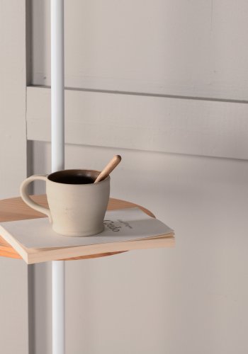 VENTURE DESIGN Hattman gulvlampe, m. lille bordplade - hr, hvid/natur stl og hvid marmor