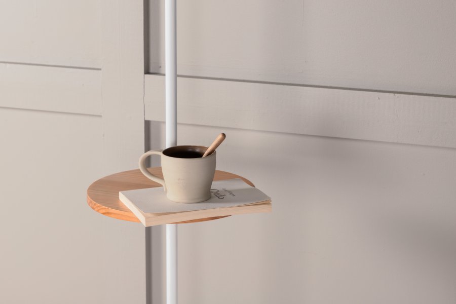 VENTURE DESIGN Hattman gulvlampe, m. lille bordplade - hr, hvid/natur stl og hvid marmor