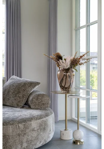 HOUSE NORDIC Salo hjrnebord, rund - messing stl og marmor (25,5)