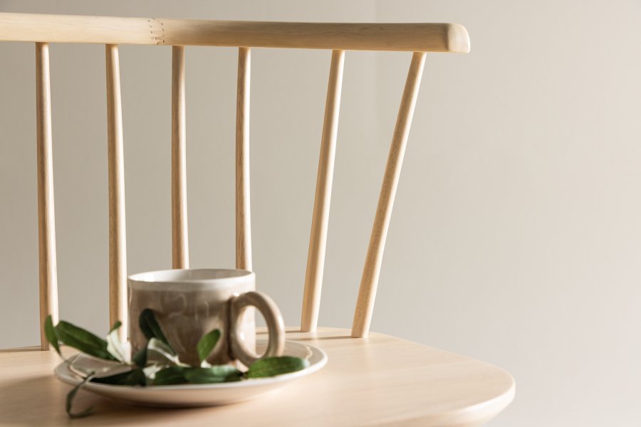 VENTURE DESIGN Bobby spisebordsbnk, m. rygln - hvidvasket gummitr