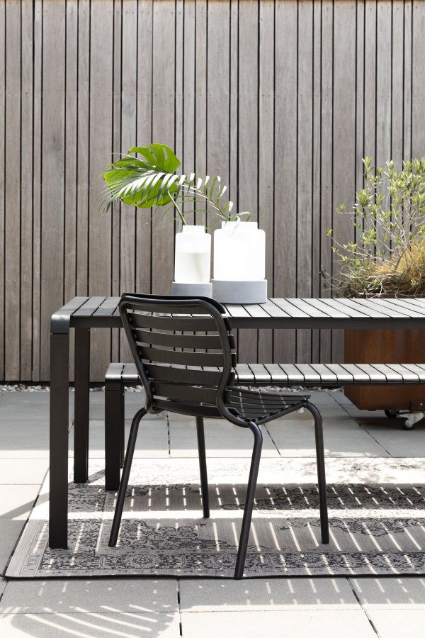 ZUIVER Vondel havestol, stabelbar - sort aluminium