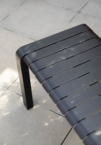 ZUIVER Vondel havebnk, rektangulr - sort aluminium (129,5x45)