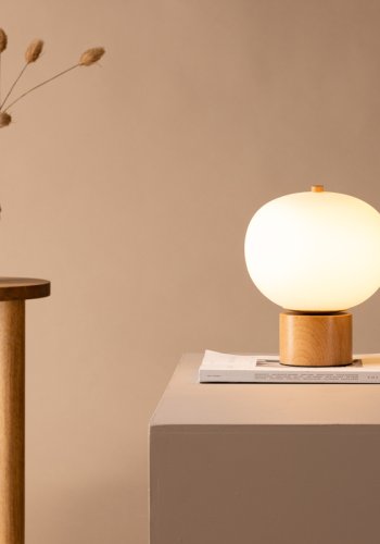 VENTURE DESIGN Cholet bordlampe - hvid glas og natur jern