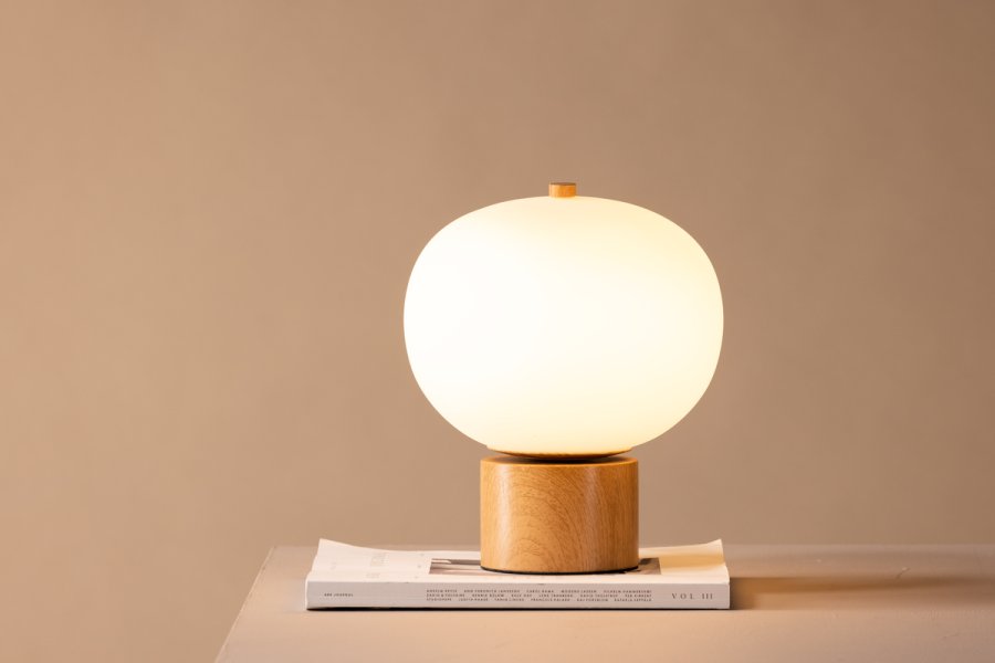 VENTURE DESIGN Cholet bordlampe - hvid glas og natur jern