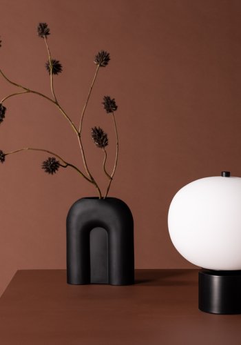 VENTURE DESIGN Cholet bordlampe - hvid glas og sort jern