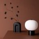 VENTURE DESIGN Cholet bordlampe - hvid glas og sort jern