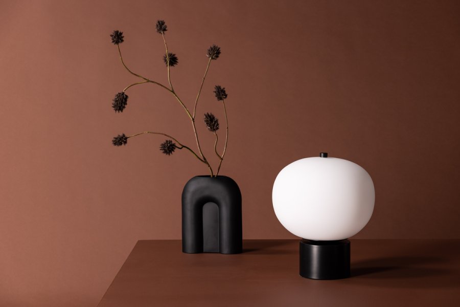 VENTURE DESIGN Cholet bordlampe - hvid glas og sort jern