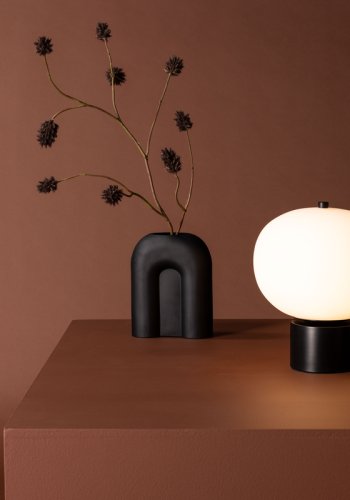 VENTURE DESIGN Cholet bordlampe - hvid glas og sort jern