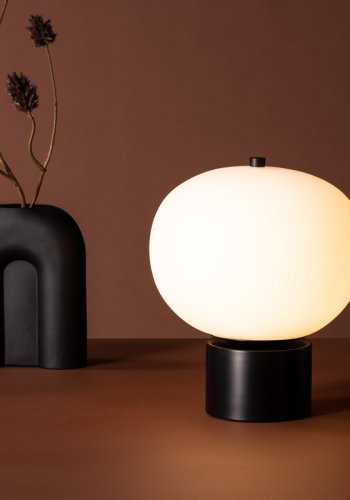 VENTURE DESIGN Cholet bordlampe - hvid glas og sort jern