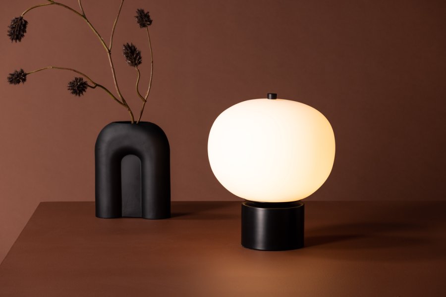 VENTURE DESIGN Cholet bordlampe - hvid glas og sort jern