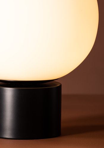 VENTURE DESIGN Cholet bordlampe - hvid glas og sort jern