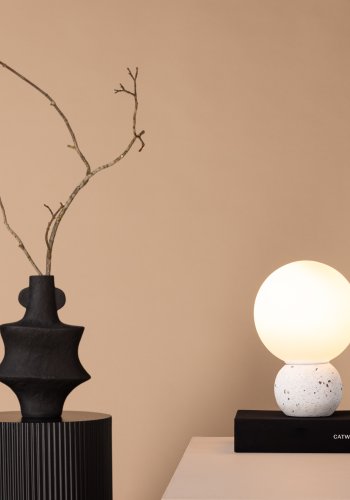 VENTURE DESIGN Metz bordlampe - hvid glas og hvid terrazzo