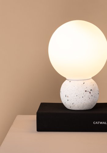 VENTURE DESIGN Metz bordlampe - hvid glas og hvid terrazzo