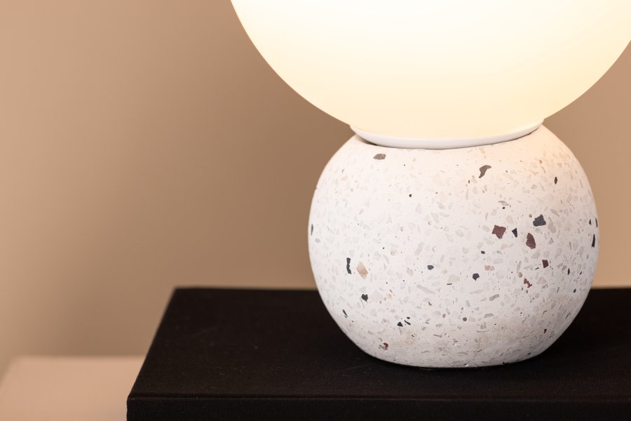 VENTURE DESIGN Metz bordlampe - hvid glas og hvid terrazzo