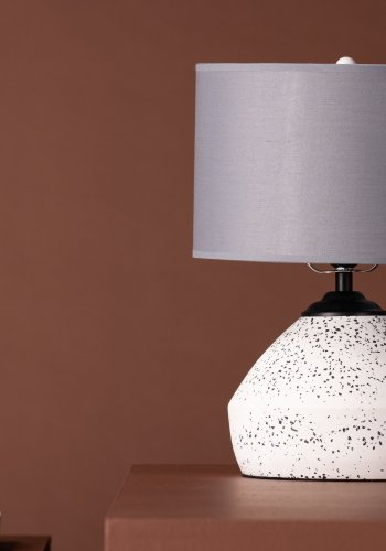 VENTURE DESIGN Sisteron bordlampe - mrkegr hr og hvid terrazzo