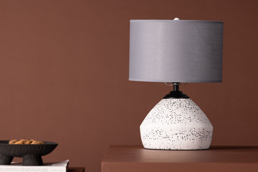 VENTURE DESIGN Sisteron bordlampe - mrkegr hr og hvid terrazzo