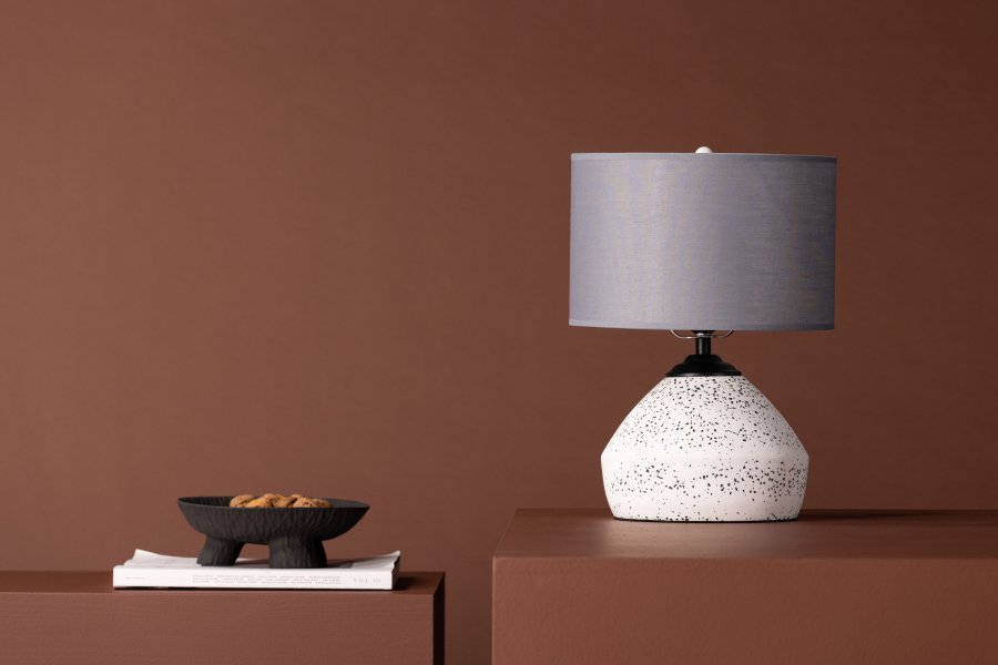 VENTURE DESIGN Sisteron bordlampe - mrkegr hr og hvid terrazzo