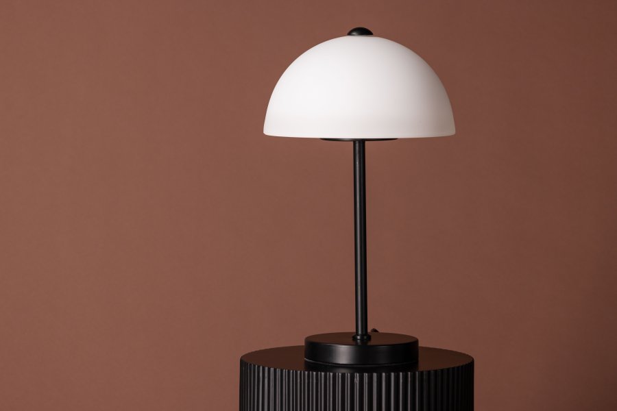 VENTURE DESIGN Ferrand bordlampe - hvid glas og sort jern