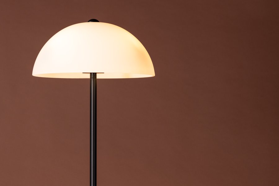 VENTURE DESIGN Ferrand gulvlampe - hvid glas og sort jern