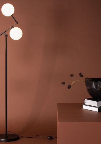 VENTURE DESIGN Marsan gulvlampe - hvid glas og sort jern