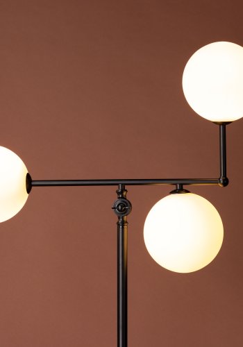 VENTURE DESIGN Marsan gulvlampe - hvid glas og sort jern