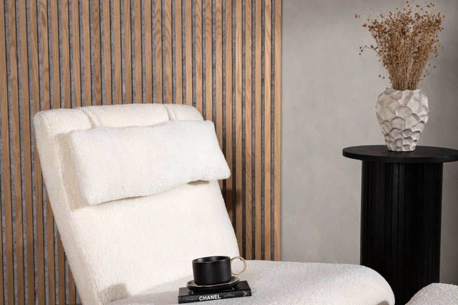 VENTURE DESIGN Laconia loungestol, m. fodskammel - hvid bamsestof og mat sort stl