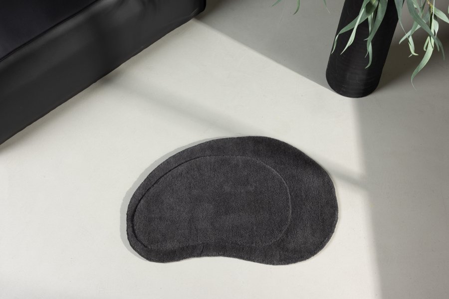 VENTURE DESIGN Sten gulvtppe, oval - mrkegr uld m. stofbagside (50x75)