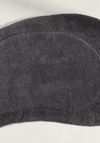 VENTURE DESIGN Sten gulvtppe, oval - mrkegr uld m. stofbagside (50x75)