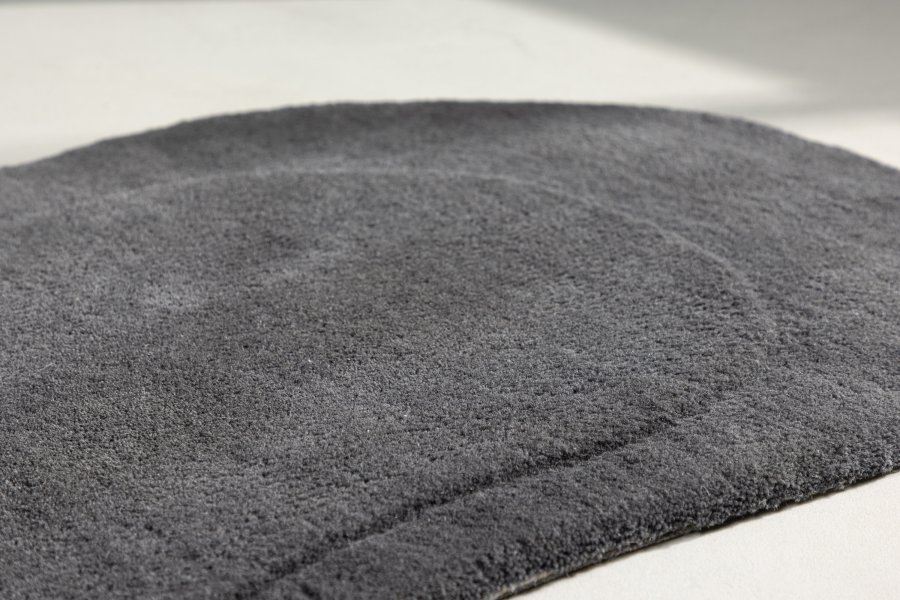 VENTURE DESIGN Sten gulvtppe, oval - mrkegr uld m. stofbagside (50x75)