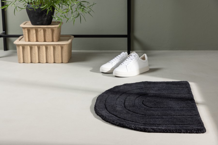 VENTURE DESIGN Nora drmtte, halvmne - sort uld (50x80)