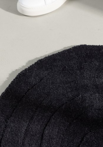 VENTURE DESIGN Nora drmtte, halvmne - sort uld (50x80)