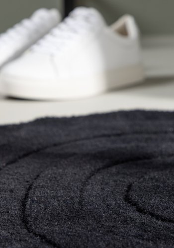 VENTURE DESIGN Nora drmtte, halvmne - sort uld (50x80)