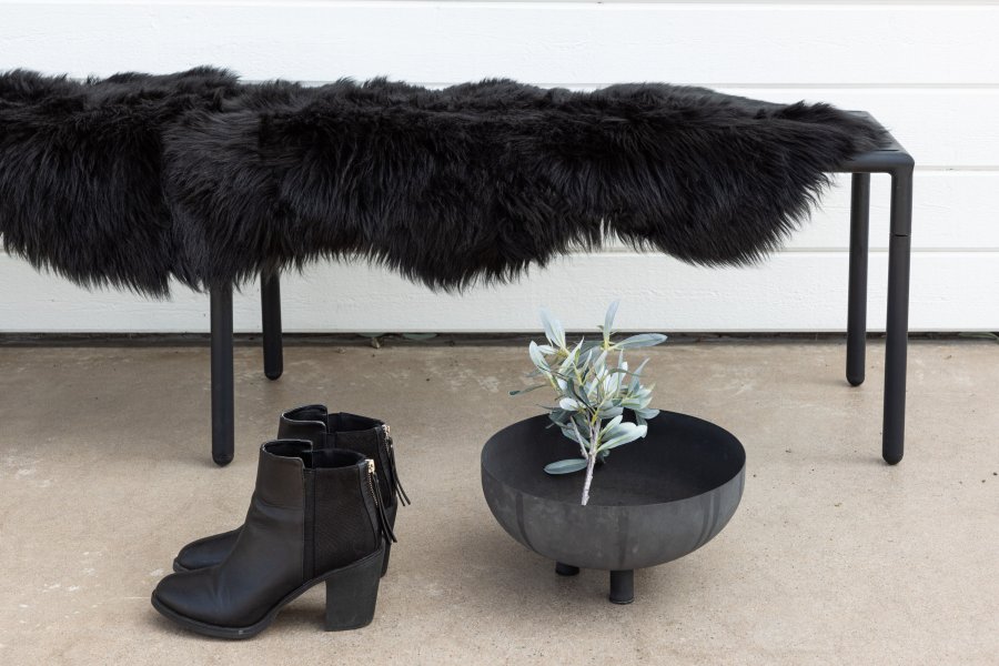 VENTURE DESIGN Katy skindtppe, rektangulr - sort akryl falsk pels (180x55)