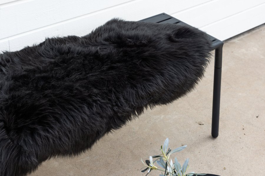 VENTURE DESIGN Katy skindtppe, rektangulr - sort akryl falsk pels (180x55)